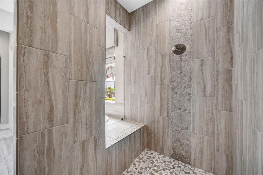Activo con contrato: $995,000 (4 camas, 3 baños, 3030 Pies cuadrados)