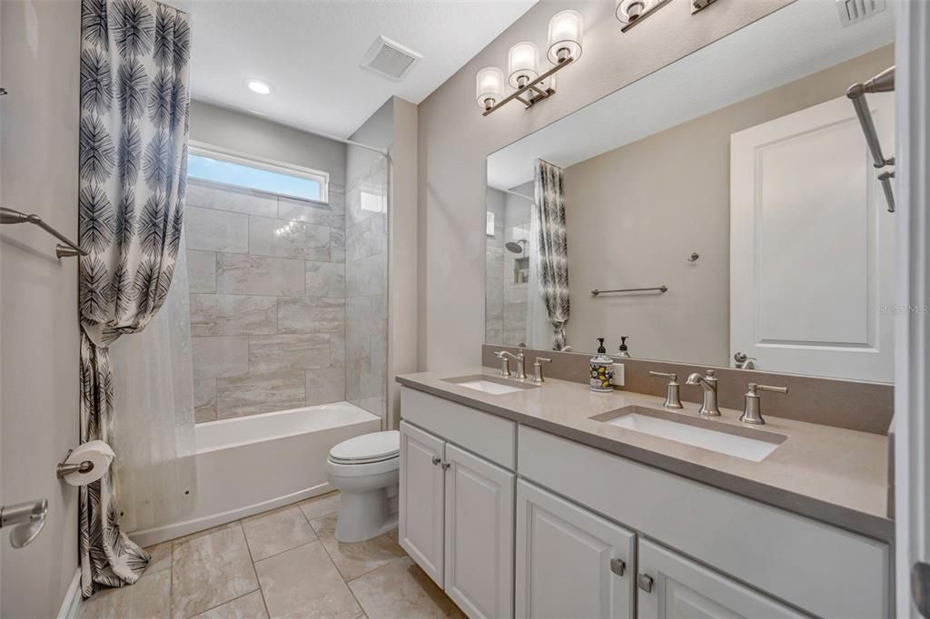 Activo con contrato: $995,000 (4 camas, 3 baños, 3030 Pies cuadrados)