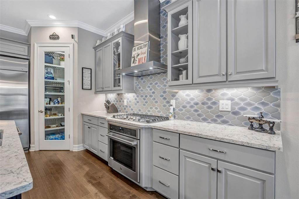 Activo con contrato: $995,000 (4 camas, 3 baños, 3030 Pies cuadrados)