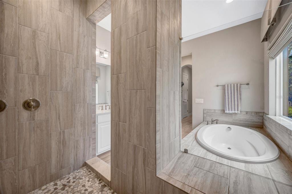 Activo con contrato: $995,000 (4 camas, 3 baños, 3030 Pies cuadrados)
