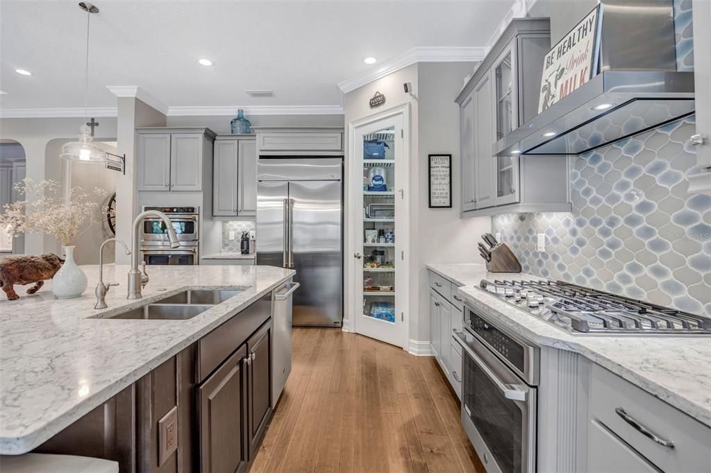 Activo con contrato: $995,000 (4 camas, 3 baños, 3030 Pies cuadrados)