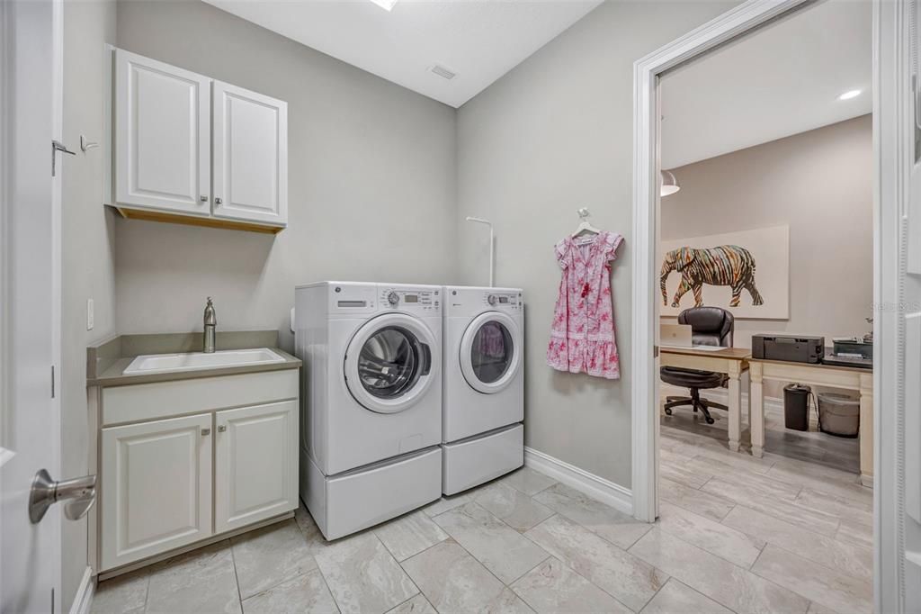 Activo con contrato: $995,000 (4 camas, 3 baños, 3030 Pies cuadrados)