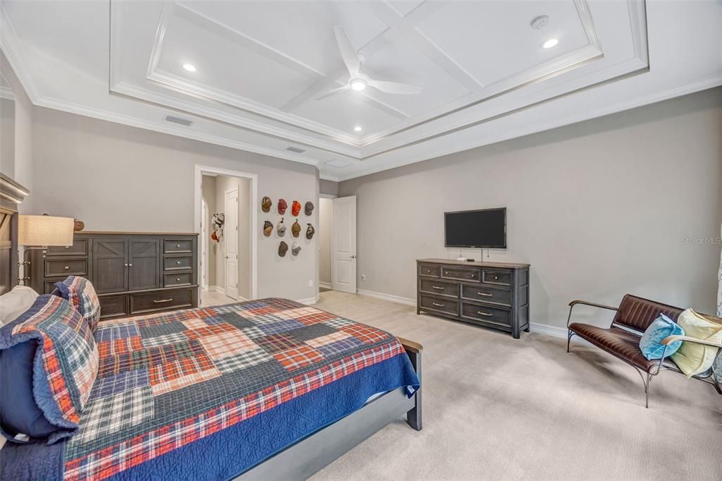 Activo con contrato: $995,000 (4 camas, 3 baños, 3030 Pies cuadrados)