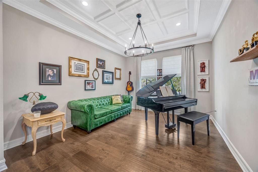 Activo con contrato: $995,000 (4 camas, 3 baños, 3030 Pies cuadrados)