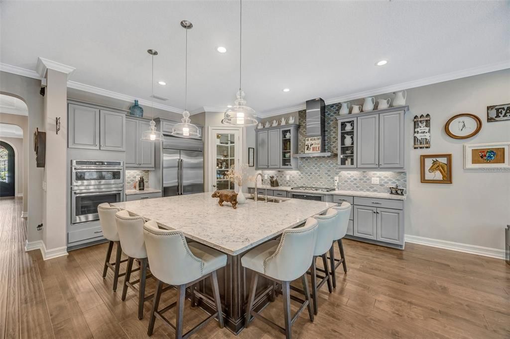 Activo con contrato: $995,000 (4 camas, 3 baños, 3030 Pies cuadrados)