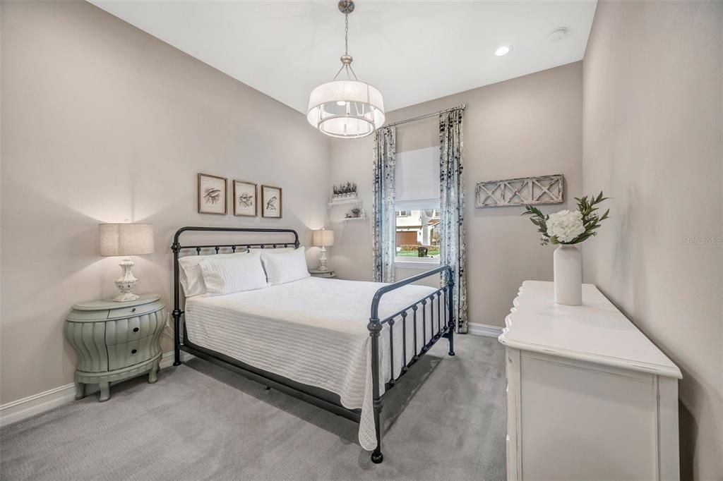 Activo con contrato: $995,000 (4 camas, 3 baños, 3030 Pies cuadrados)