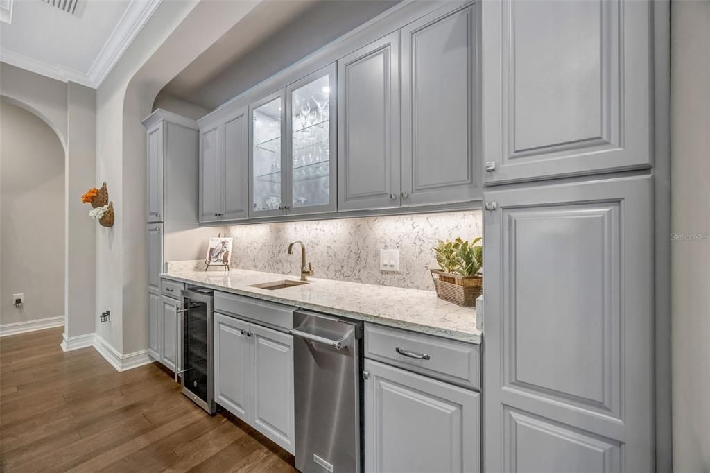 Activo con contrato: $995,000 (4 camas, 3 baños, 3030 Pies cuadrados)
