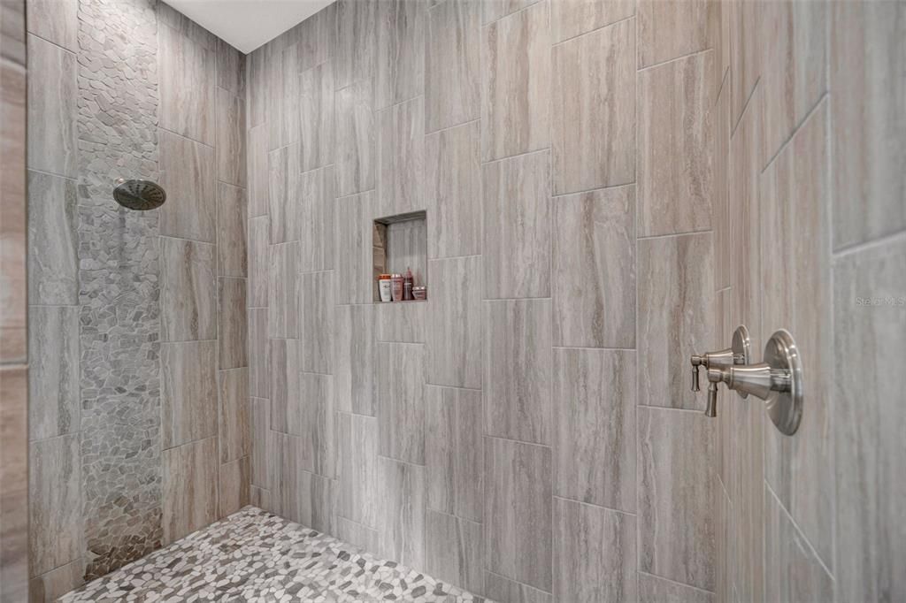 Activo con contrato: $995,000 (4 camas, 3 baños, 3030 Pies cuadrados)