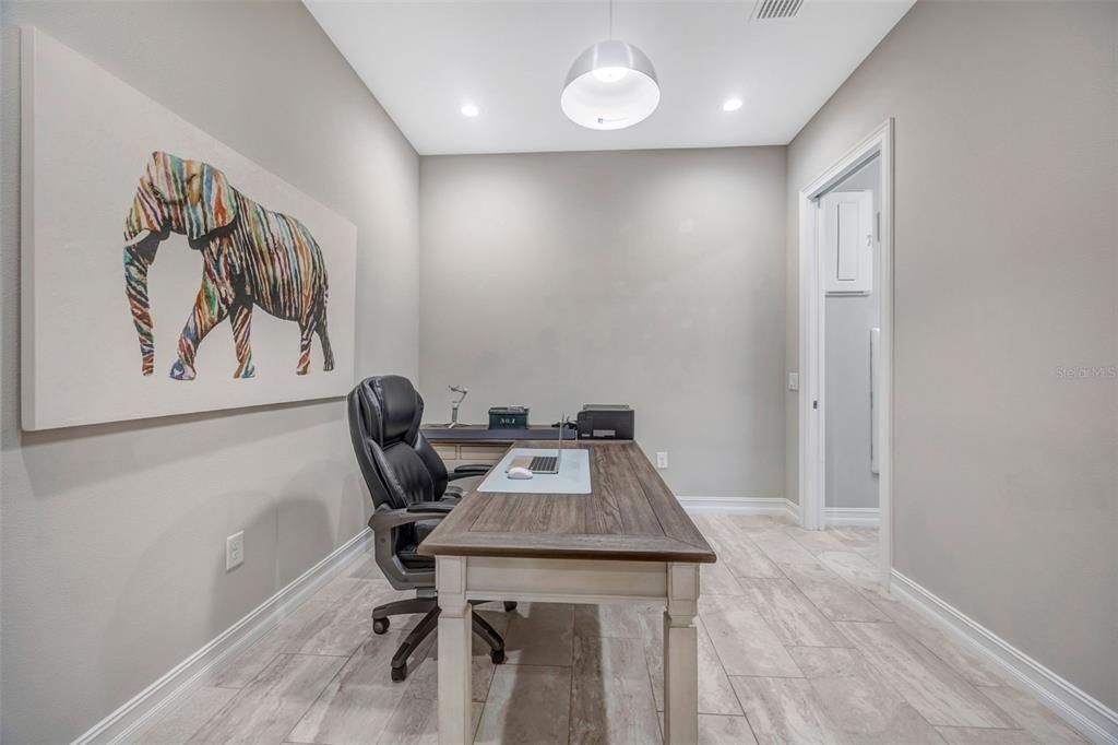 Activo con contrato: $995,000 (4 camas, 3 baños, 3030 Pies cuadrados)