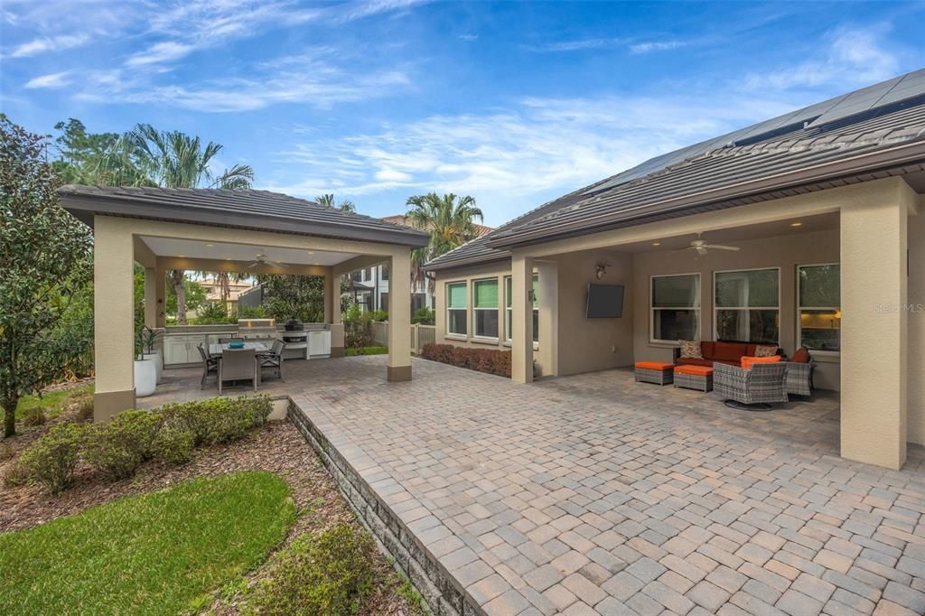 Activo con contrato: $995,000 (4 camas, 3 baños, 3030 Pies cuadrados)