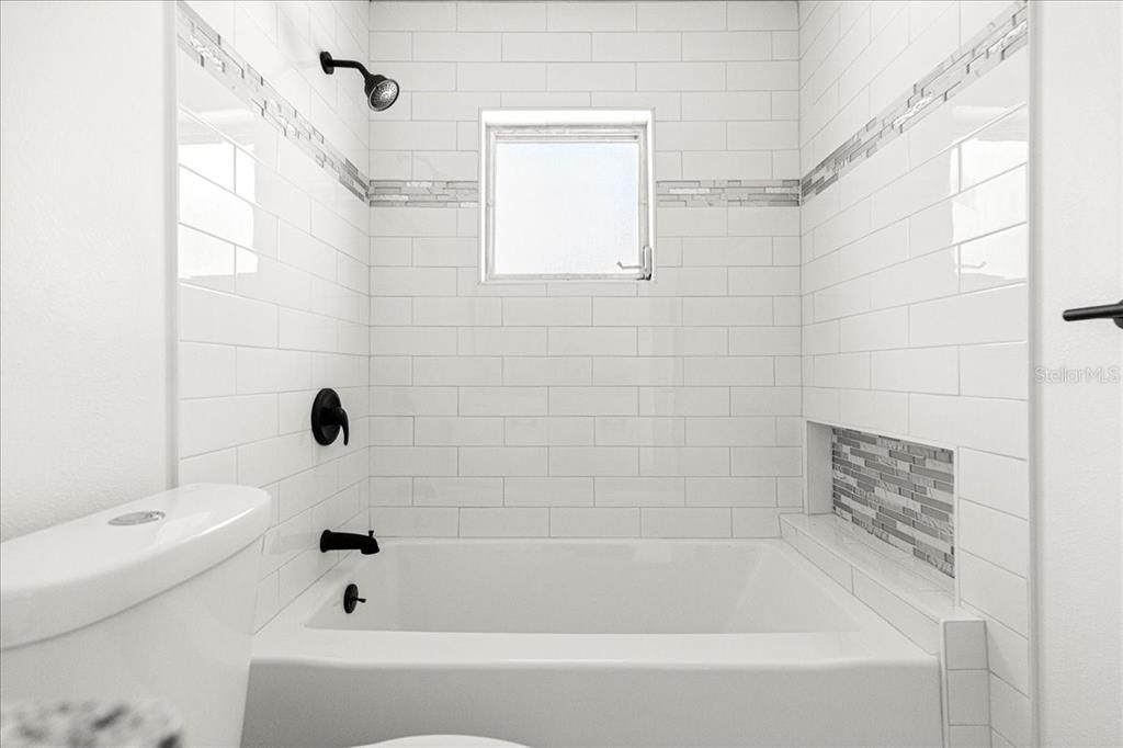 Activo con contrato: $239,000 (3 camas, 2 baños, 1239 Pies cuadrados)