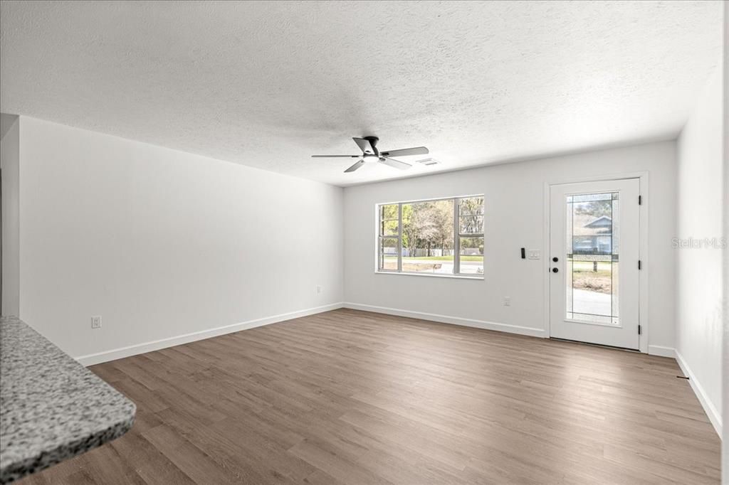 Activo con contrato: $239,000 (3 camas, 2 baños, 1239 Pies cuadrados)