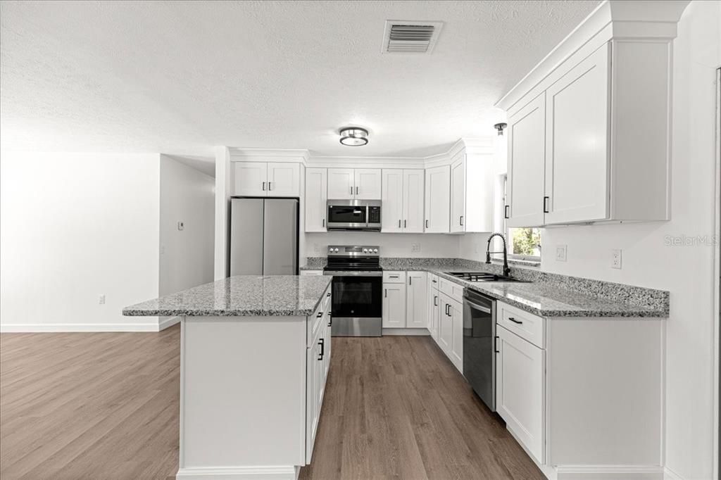 Activo con contrato: $239,000 (3 camas, 2 baños, 1239 Pies cuadrados)