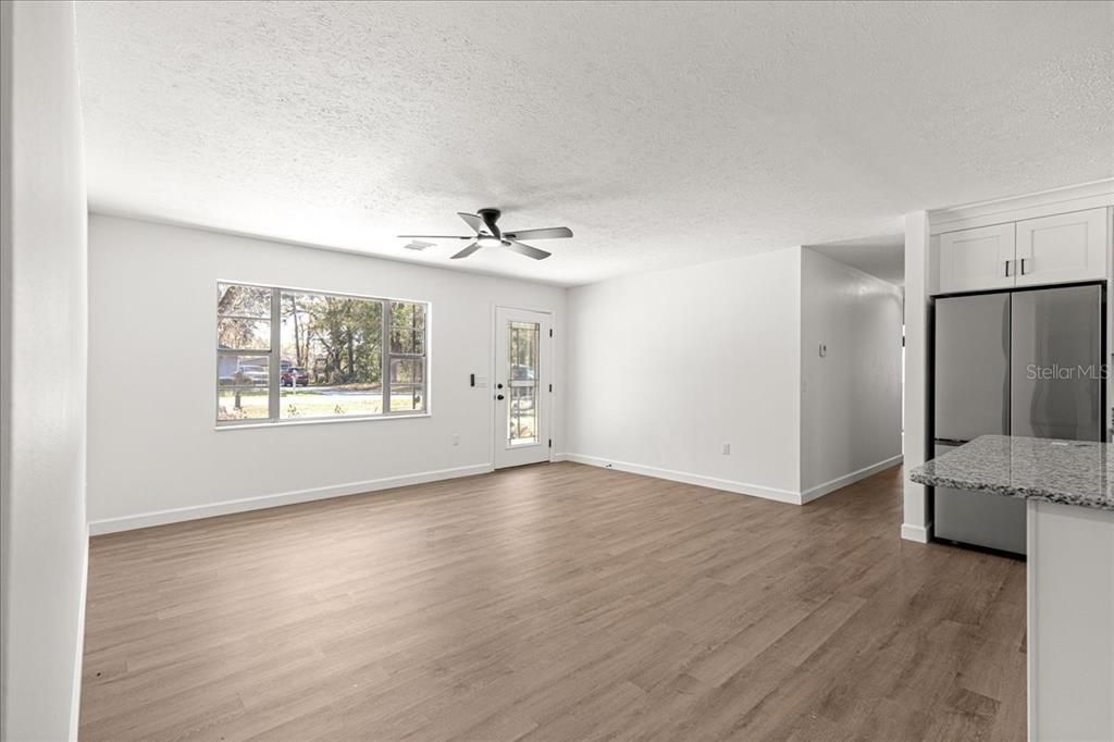 Activo con contrato: $239,000 (3 camas, 2 baños, 1239 Pies cuadrados)