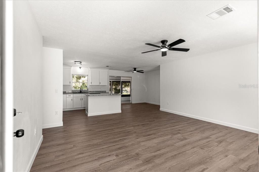 Activo con contrato: $239,000 (3 camas, 2 baños, 1239 Pies cuadrados)