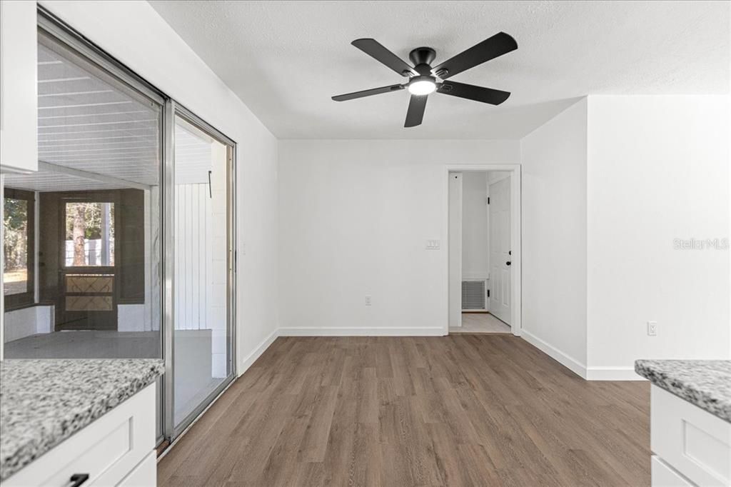 Activo con contrato: $239,000 (3 camas, 2 baños, 1239 Pies cuadrados)