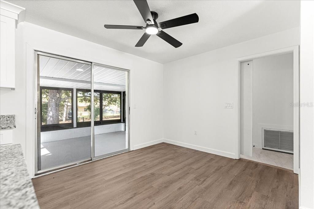 Activo con contrato: $239,000 (3 camas, 2 baños, 1239 Pies cuadrados)