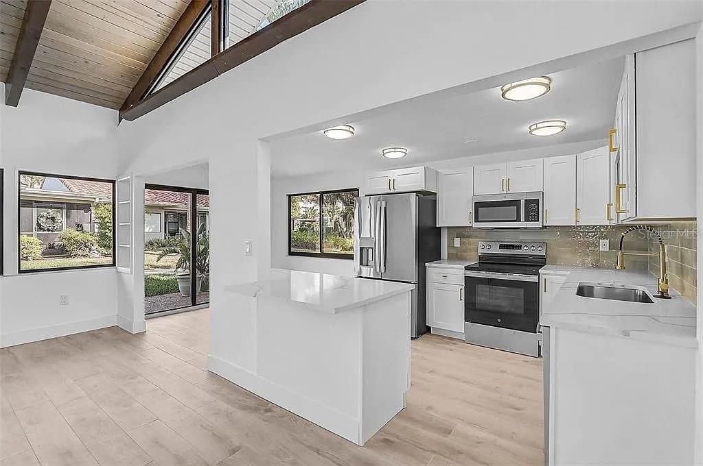 For Rent: $2,750 (2 beds, 2 baths, 1076 Square Feet)