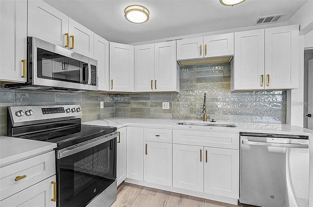 For Rent: $2,750 (2 beds, 2 baths, 1076 Square Feet)