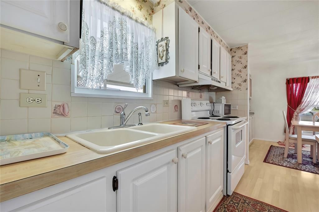 For Sale: $142,900 (2 beds, 2 baths, 960 Square Feet)