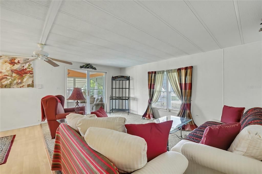 For Sale: $142,900 (2 beds, 2 baths, 960 Square Feet)