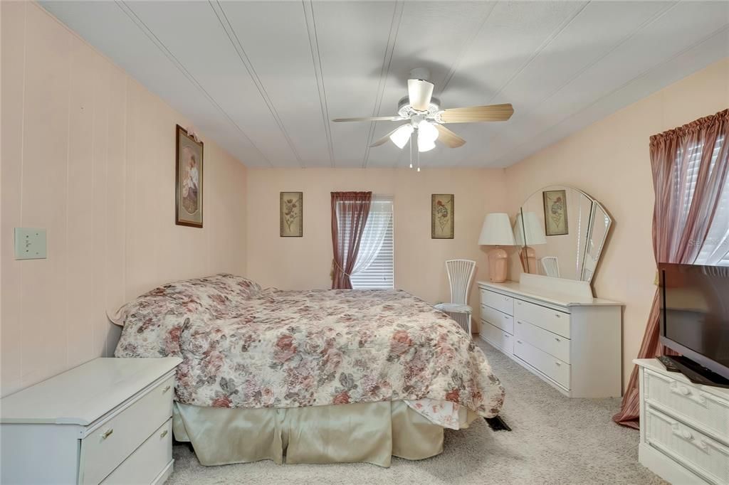 For Sale: $142,900 (2 beds, 2 baths, 960 Square Feet)