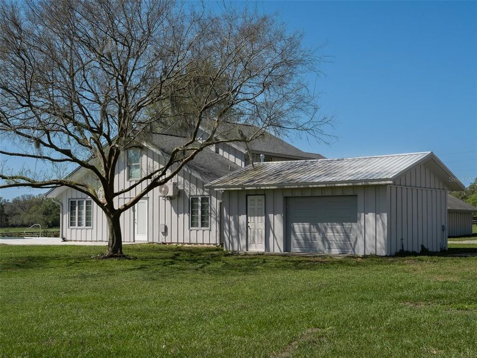 For Sale: $950,000 (2 beds, 2 baths, 900 Square Feet)