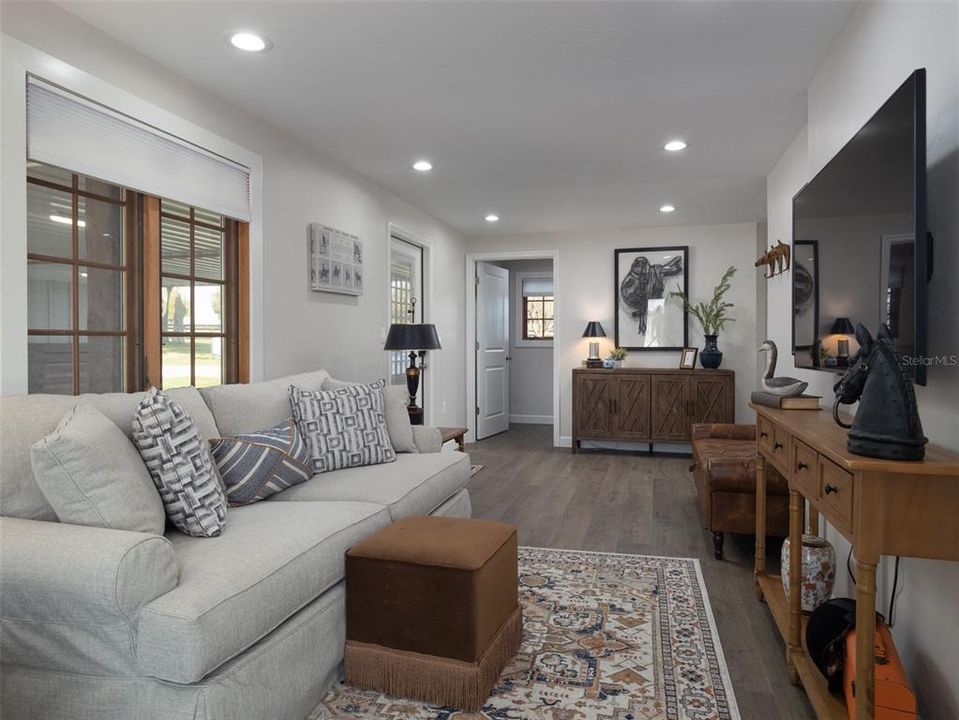 For Sale: $950,000 (2 beds, 2 baths, 900 Square Feet)