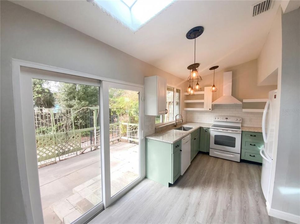 Activo con contrato: $219,000 (2 camas, 2 baños, 1103 Pies cuadrados)