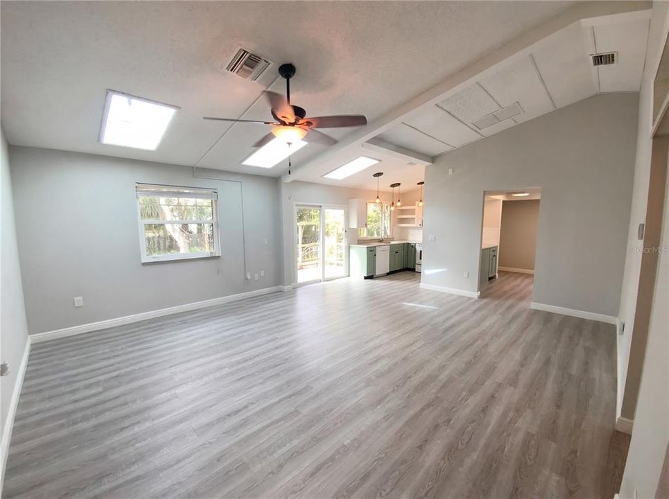 Activo con contrato: $219,000 (2 camas, 2 baños, 1103 Pies cuadrados)