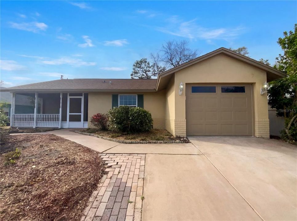 Activo con contrato: $219,000 (2 camas, 2 baños, 1103 Pies cuadrados)
