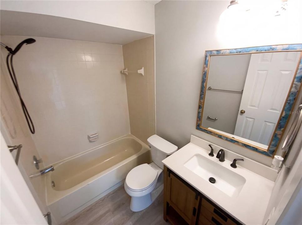 Activo con contrato: $219,000 (2 camas, 2 baños, 1103 Pies cuadrados)