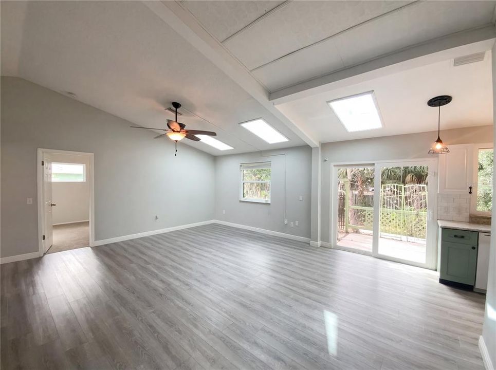 Activo con contrato: $219,000 (2 camas, 2 baños, 1103 Pies cuadrados)