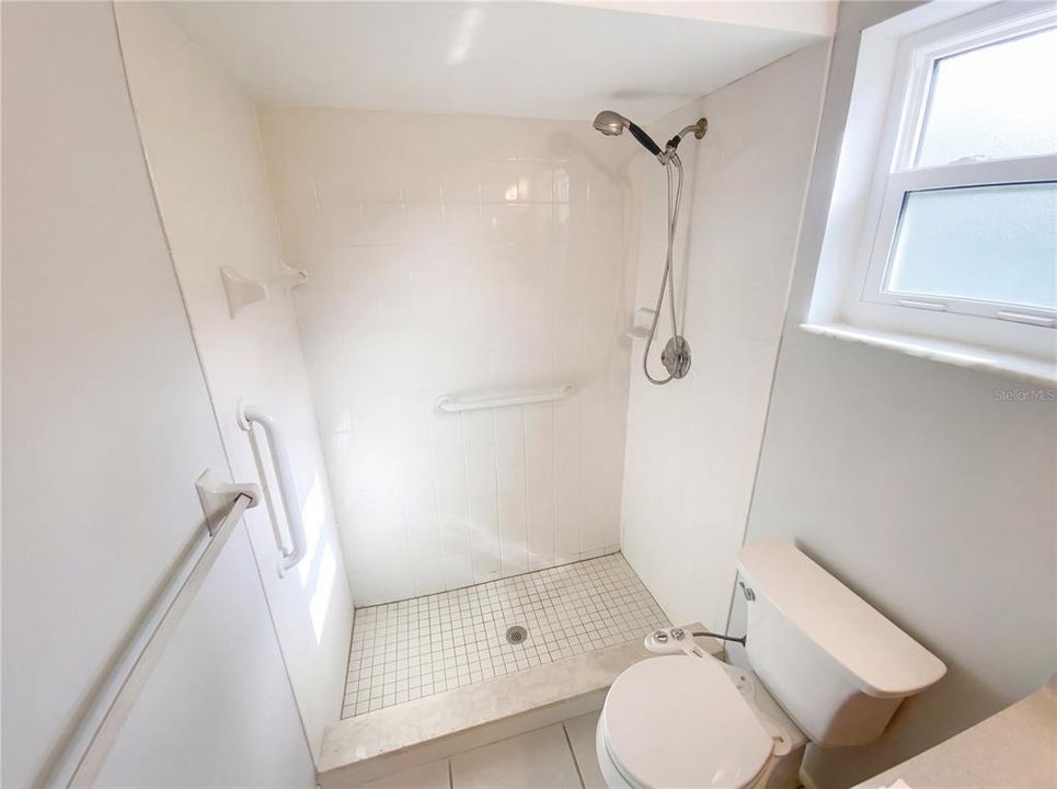 Activo con contrato: $219,000 (2 camas, 2 baños, 1103 Pies cuadrados)