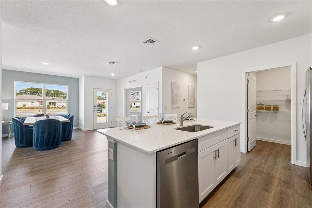 На продажу: $298,990 (3 спален, 2 ванн, 1564 Квадратных фут)