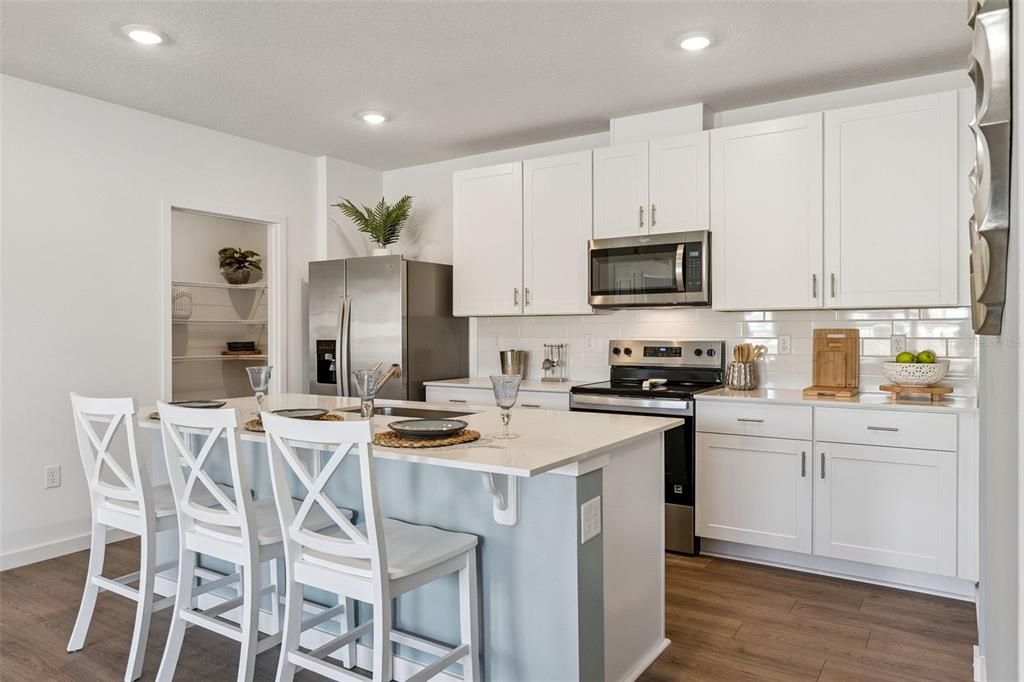 На продажу: $298,990 (3 спален, 2 ванн, 1564 Квадратных фут)