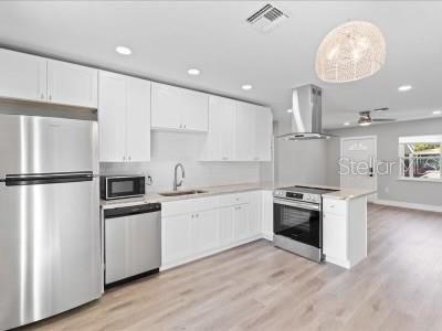 For Rent: $2,100 (2 beds, 1 baths, 778 Square Feet)