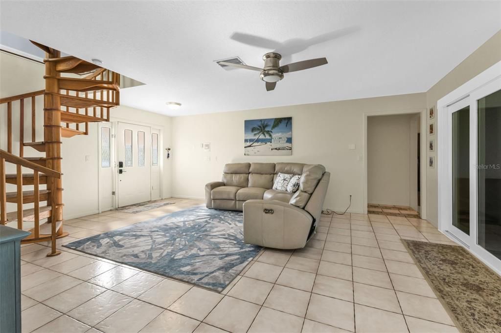 En Venta: $899,000 (4 camas, 4 baños, 2717 Pies cuadrados)