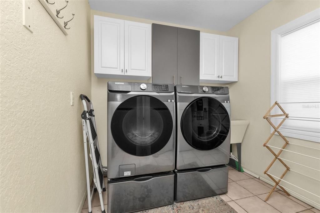 En Venta: $899,000 (4 camas, 4 baños, 2717 Pies cuadrados)