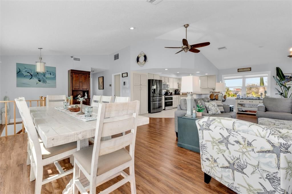 En Venta: $899,000 (4 camas, 4 baños, 2717 Pies cuadrados)
