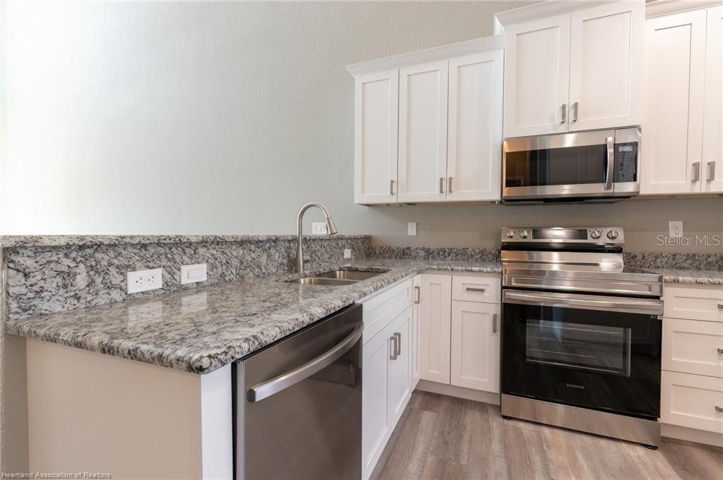 待售: $2,400,000 (2.50 acres)