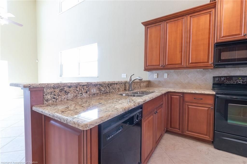 待售: $2,400,000 (2.50 acres)