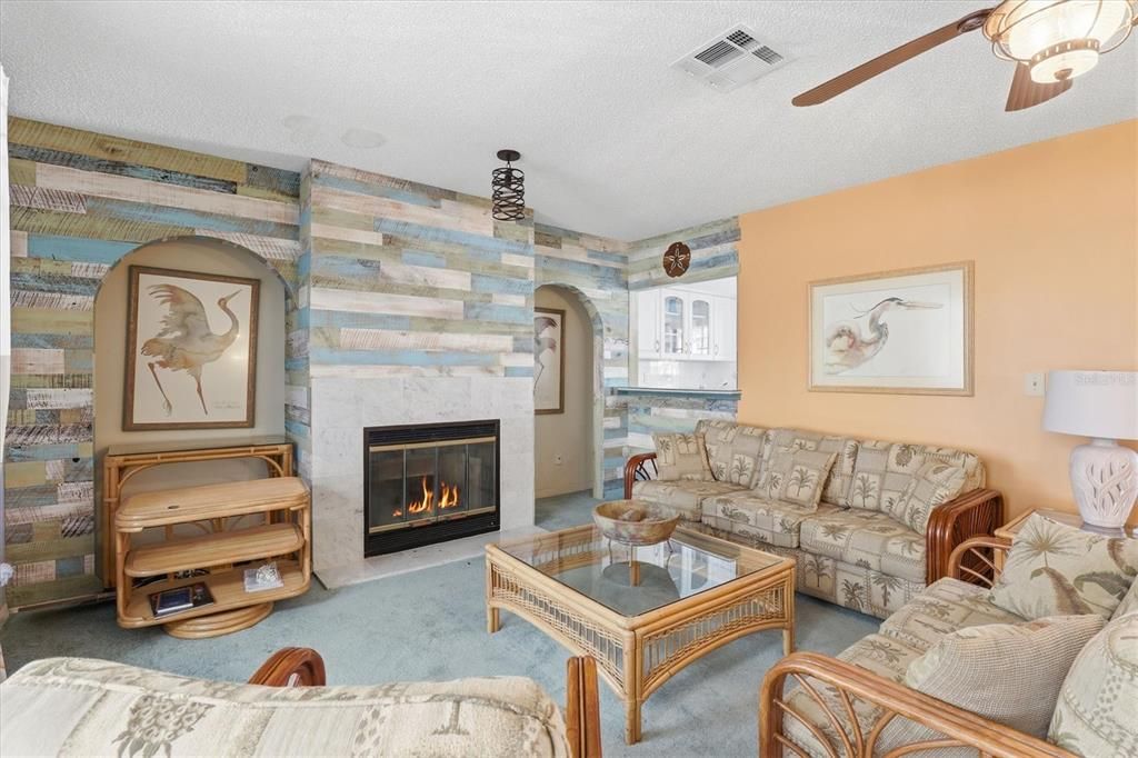 На продажу: $235,000 (2 спален, 2 ванн, 1035 Квадратных фут)