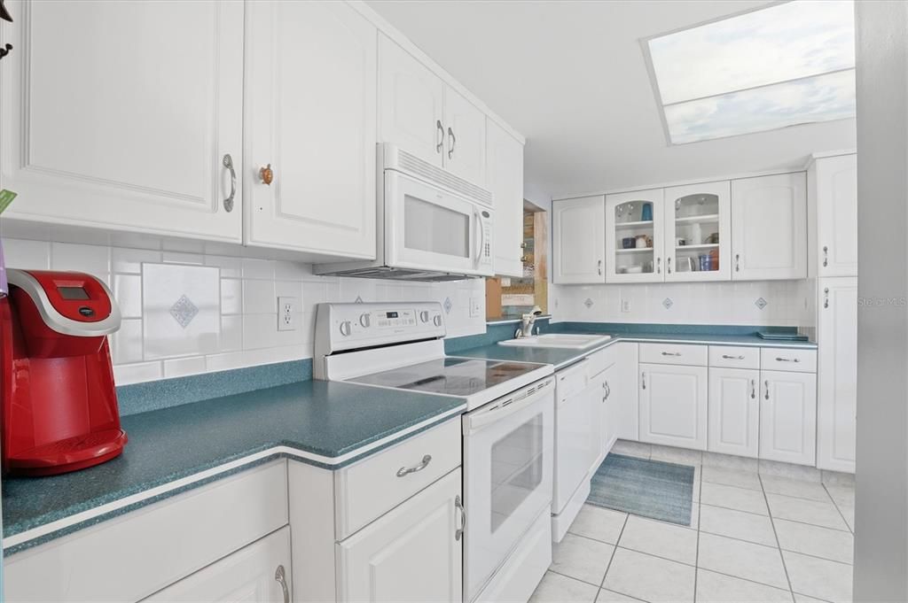 На продажу: $235,000 (2 спален, 2 ванн, 1035 Квадратных фут)