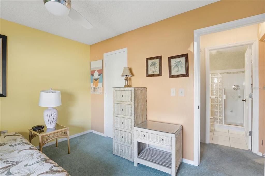 На продажу: $235,000 (2 спален, 2 ванн, 1035 Квадратных фут)