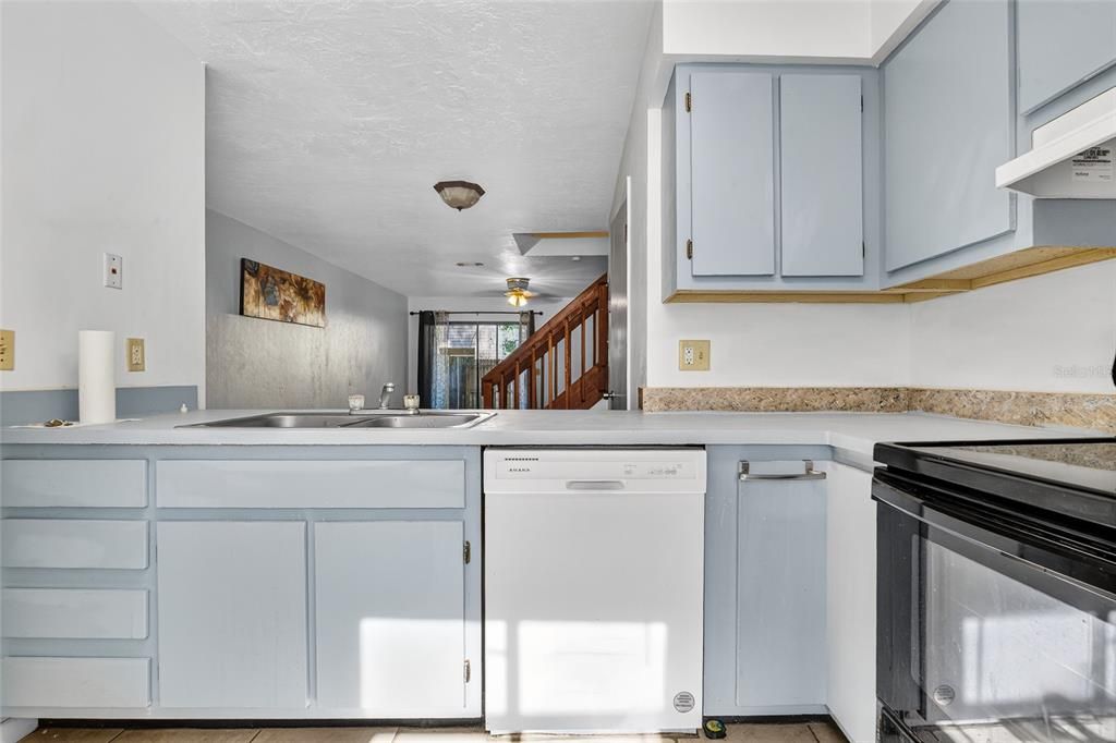 For Sale: $149,900 (2 beds, 1 baths, 1046 Square Feet)