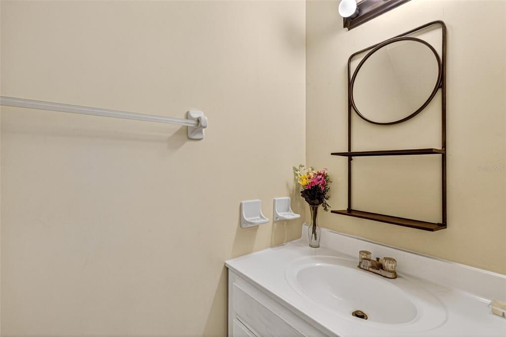 For Sale: $149,900 (2 beds, 1 baths, 1046 Square Feet)