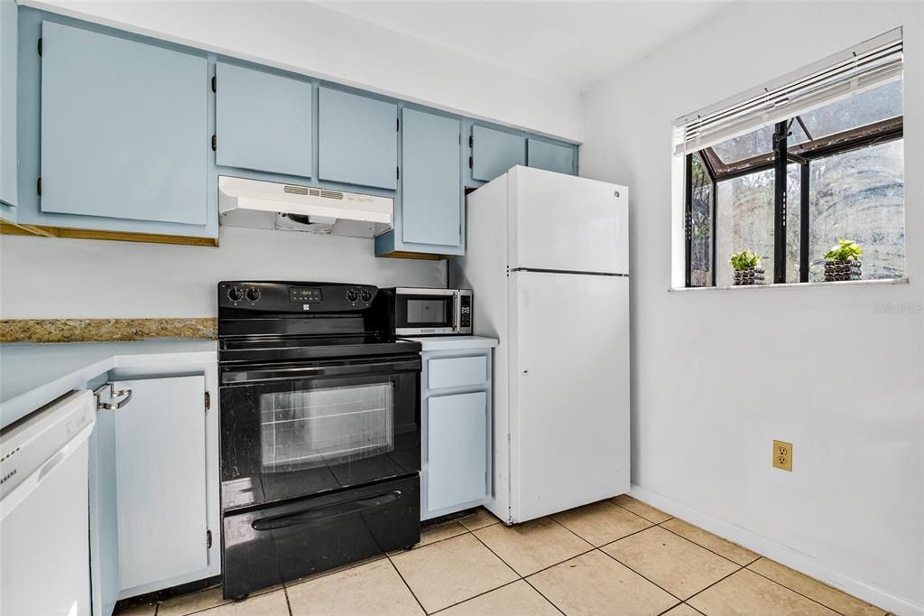 For Sale: $149,900 (2 beds, 1 baths, 1046 Square Feet)