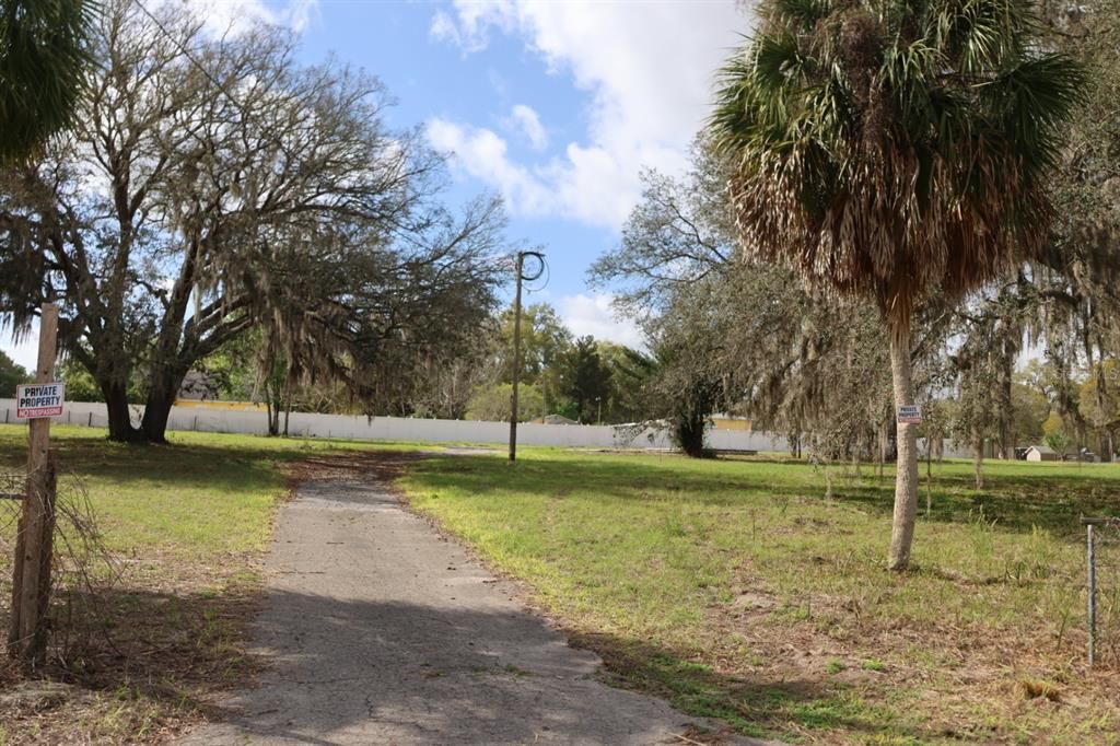 На продажу: $114,000 (1.53 acres)