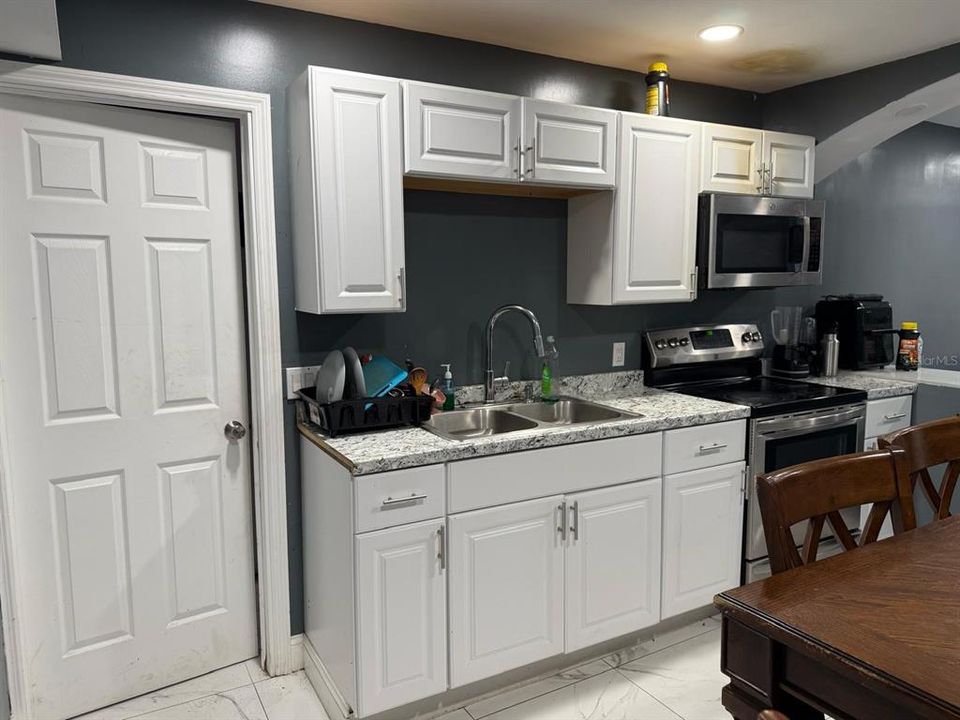 For Sale: $250,000 (6 beds, 2 baths, 1632 Square Feet)